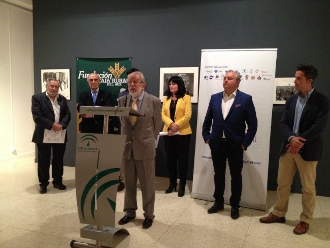 Una mesa redonda y una exposición fotográfica recuerdan en Huelva la figura de Luis Buñuel