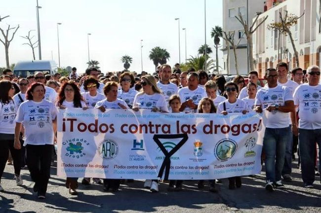 Cerca de 400 personas participan en la XIX Marcha Popular 'Todos contra las drogas' de Isla Cristina