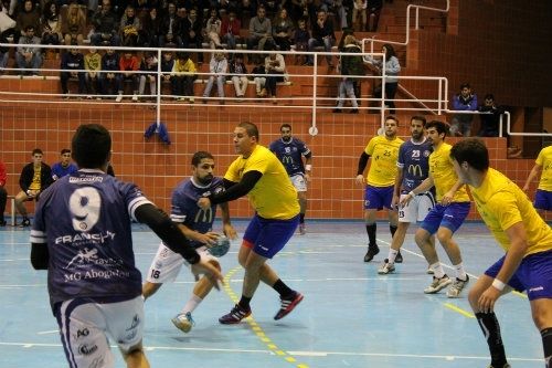 La veteranía del Tenerife somete al PAN Moguer (19-23)