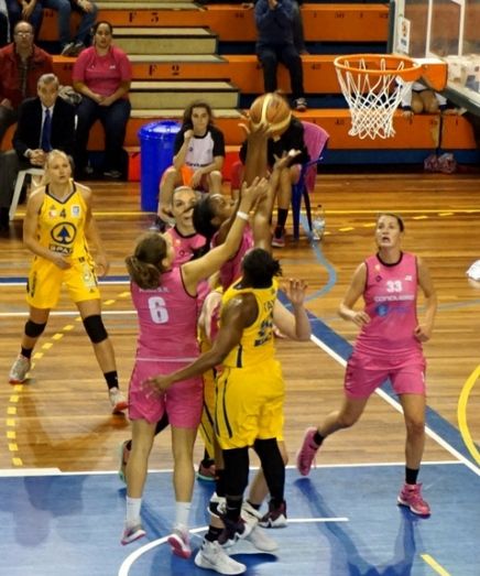 El Estrada disfruta del 'showtime' del Conquero camino de la Copa (89-65)