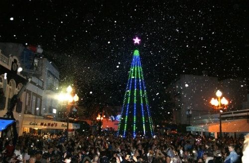 Nieve, música y belenes en la Plaza de las Flores de Isla Cristina