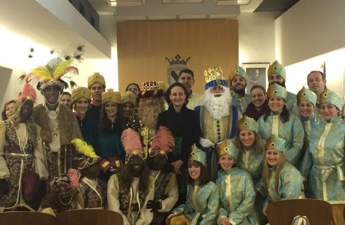 La Cabalgata de Reyes de Gibraleón repartirá más de 5.000 kilos de caramelos y juguetes