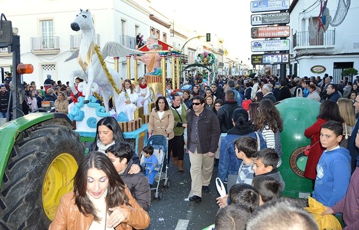 Doce carrozas engalanadas llenan de ilusión las calles de San Juan del Puerto