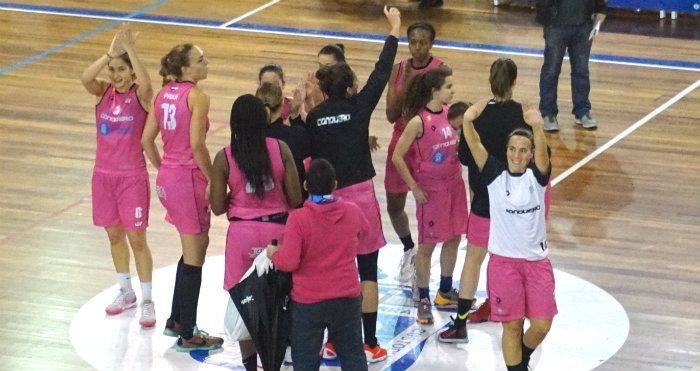 El Conquero exhibe su fortaleza en el Estrada (81-64)