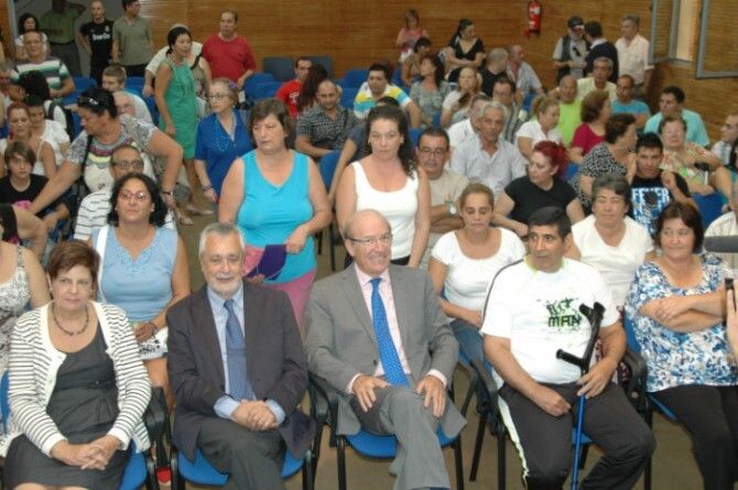 Griñán entrega a 45 familias las llaves de sus nuevas viviendas en Marismas del Odiel