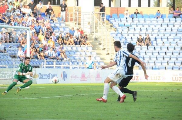 Un gol de Álex Quillo tumba al líder y eleva al Decano (1-0)