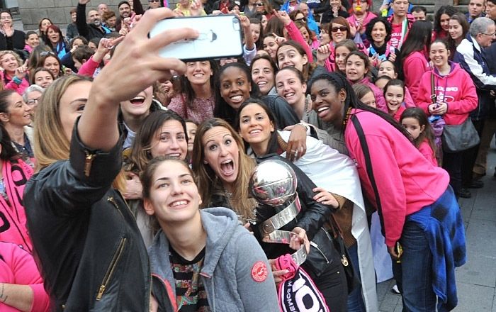 Huelva recibe con todos los honores a las campeonas del CB Conquero