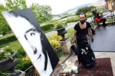 Una action painting de Emilio Fornieles servirá de homenaje a David Bowie en la Berlinale