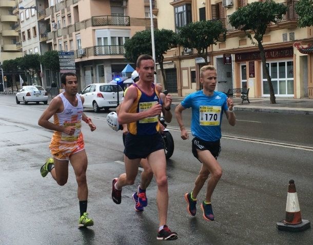 El olímpico rumano Marius Ionescu vuela contra el viento en la Media Maratón de Huelva (1:07:06)