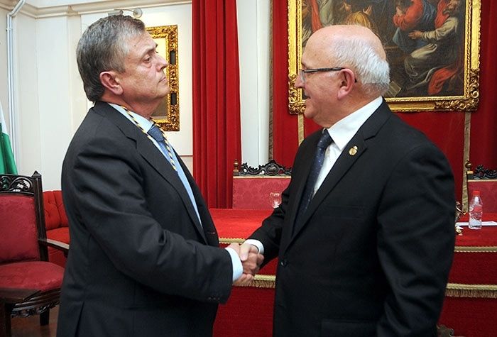 El radiólogo onubense Antonio López recibe el premio de la Real Academia de Medicina y Cirugía de Sevilla
