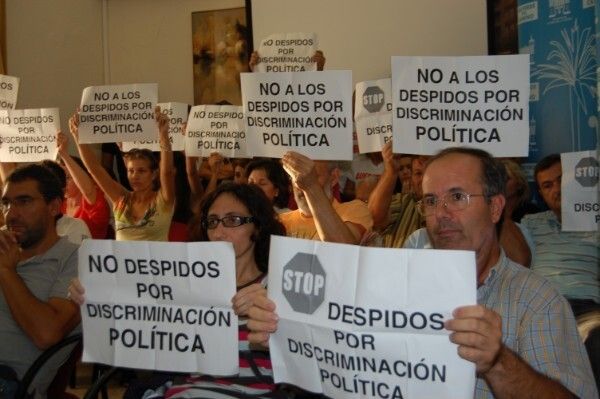 Los trabajadores muestran su rechazo a sus despidos por 'discriminación política'