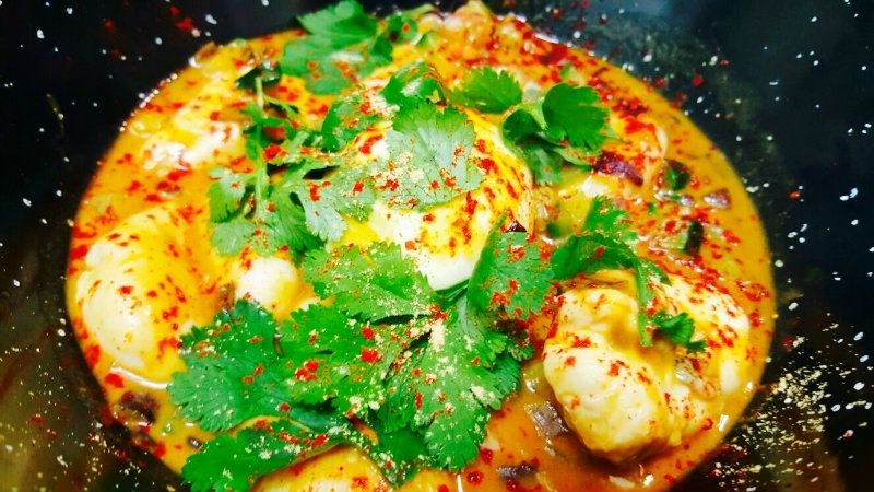 Moqueca bahiana de huevos de choco y de gallina con morcilla patatera