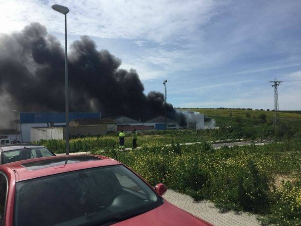 Extinguido un aparatoso incendio en una fábrica de plásticos de Bonares