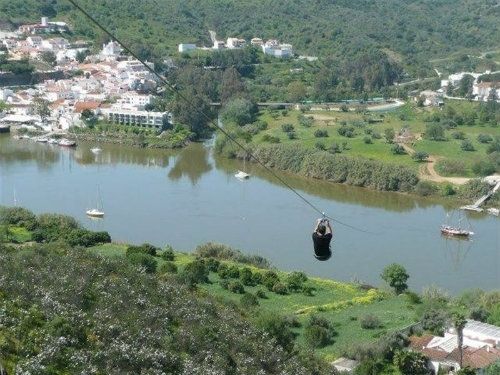 Vuelve a abrir la tirolina entre Sanlúcar de Guadiana y Alcoutim, que permite ganar una hora en un minuto