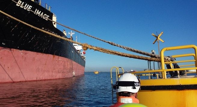 Repatrían a los 19 tripulantes filipinos del buque inmovilizado en el puerto