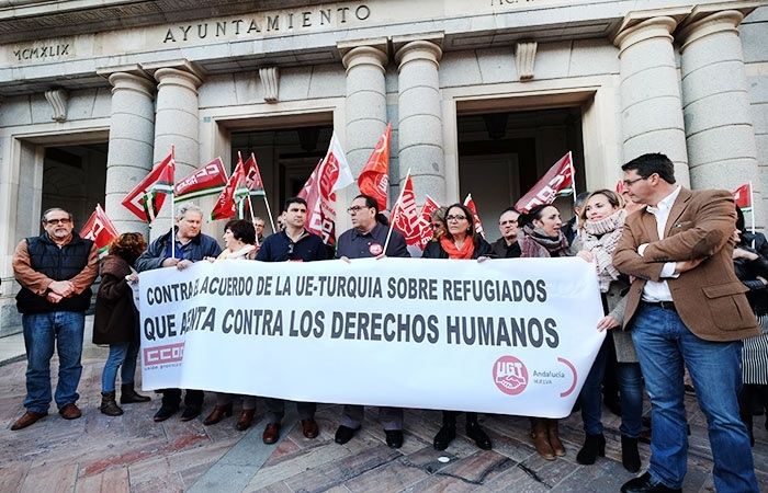 Unos 300 onubenses muestran su repulsa al acuerdo entre la UE y Turquía sobre los refugiados