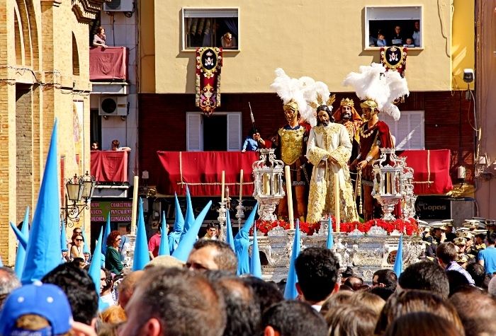 Miércoles Santo: Encuentro entre Reinas, Santa Cruz y Huelva ‘prendida’
