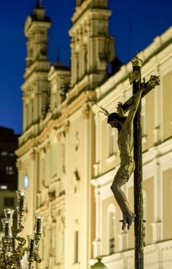 Solemnidad entre brillos, aniversarios y silencios