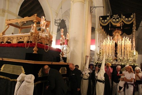 El Cristo Yacente y la Virgen de los Dolores protagonizan el Viernes Santo en San Juan