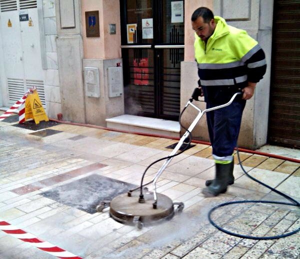 Comienza el dispositivo especial de limpieza para retirar la cera de las calles de Huelva