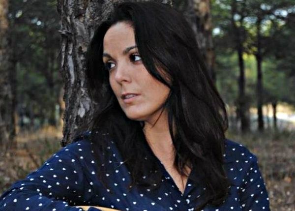 La cantautora isleña Alba Casado presentará en las Cocheras del Puerto 'Blancas', su primer disco de estudio