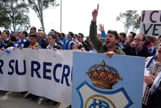 La afición pidió, en los aledaños del Colombino, la marcha de Comas y de los Martín
