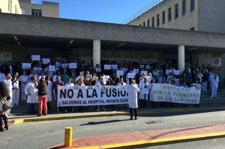 Nueva protesta en el Juan Ramón Jiménez contra la fusión hospitalaria en Huelva