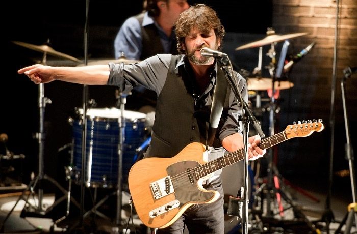 Quique González estrecha corazones entre relámpagos y salitre