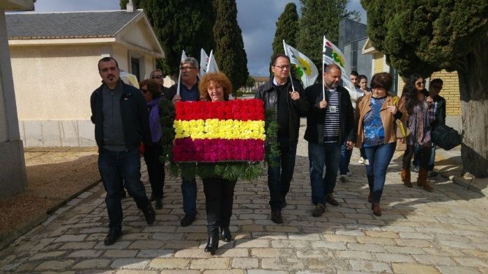 IUy el PCA homenajean a las víctimas de la represión franquista y reivindican la III República