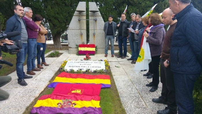 IUy el PCA homenajean a las víctimas de la represión franquista y reivindican la III República