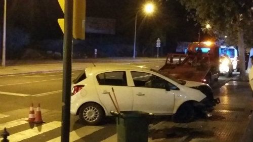 Un herido leve tras un aparatoso choque de su vehículo enfrente del ambulatorio de Las Adoratrices