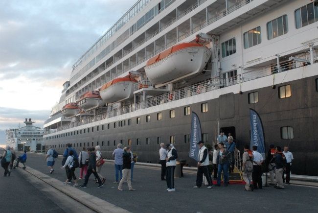El buque de cruceros Prinsendam hace escala en Huelva con 600 pasajeros a bordo