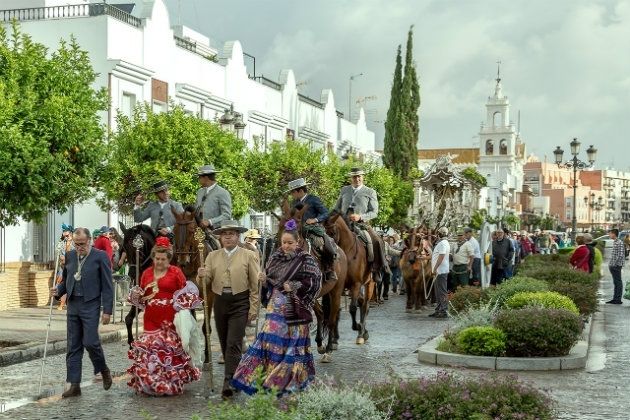 Las primeras hermandades onubenses inician su camino hacia la Aldea de El Rocío
