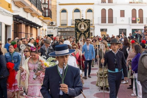 Las primeras hermandades onubenses inician su camino hacia la Aldea de El Rocío