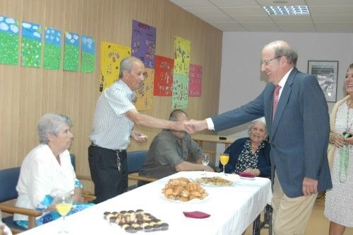 El alcalde destaca la importante labor que desarrolla la Asociación onubense de Alzheimer