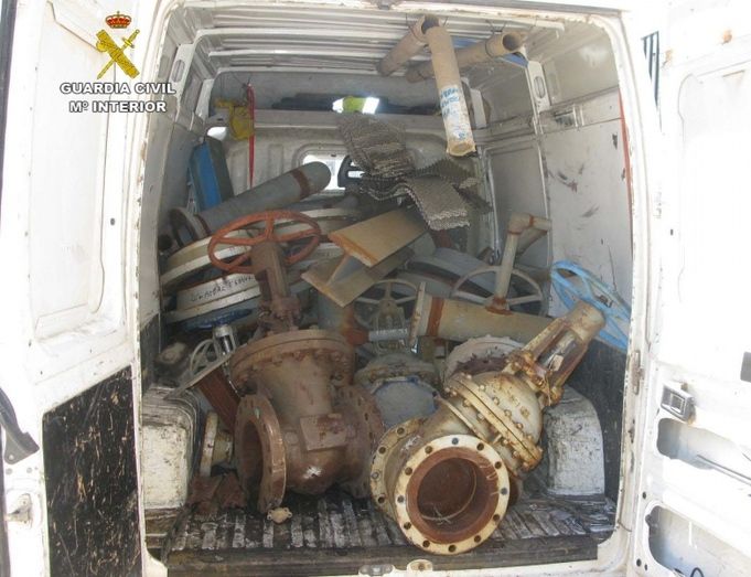 Dos detenidos que transportaban en su furgoneta una carga de 5.000 piezas de metal robadas