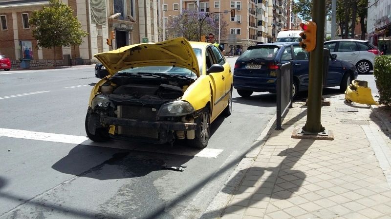 Colisión sin heridos junto a la Iglesia del Rocío