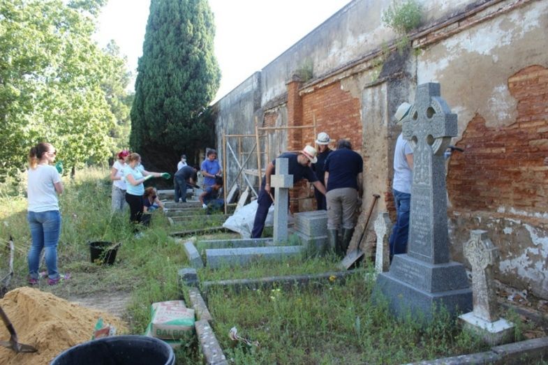 Una treintena de voluntarios participa en los trabajos de limpieza del cementerio inglés
