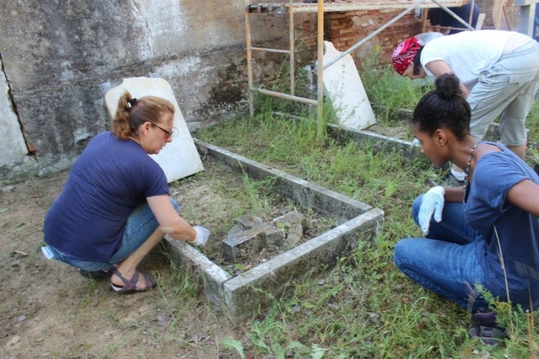 Una treintena de voluntarios participa en los trabajos de limpieza del cementerio inglés