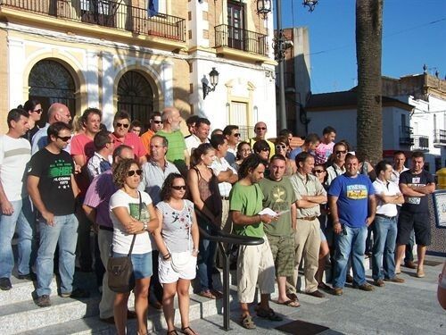 Unos 400 vecinos de Valverde se manifiestan este jueves ante el Parlamento para pedir 'soluciones'