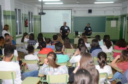 La Policía Local de Palos imparte unas charlas de seguridad vial