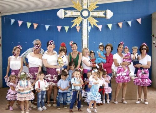 Más de 300 pequeños participan en el VI Desfile Infantil del las Cruces de Mayo de Isla Cristina