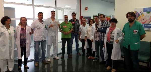 'Sentada silenciosa' de protesta de los trabajadores del Hospital Juan Ramón Jiménez