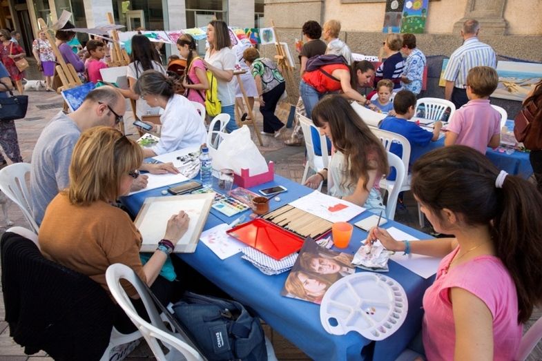 'Cultura en los Barrios' muestra por primera vez sus trabajos en plena calle