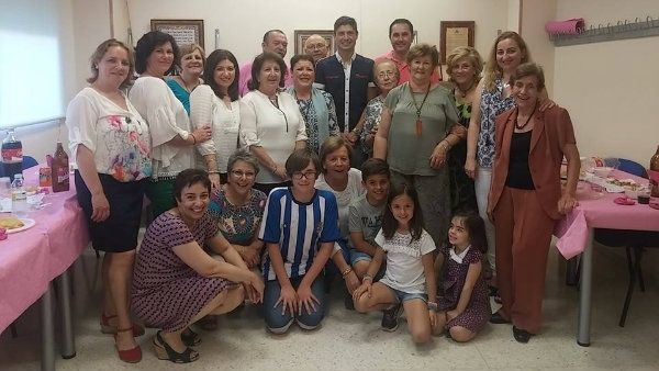 Acto de reconocimiento a Jesús Vázquez de la Asociación de Cáncer de Mama 'Santa Águeda'