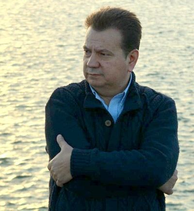 Sale a la luz ‘Mar Adentro’, un poemario del onubense Cristóbal Ponce de León