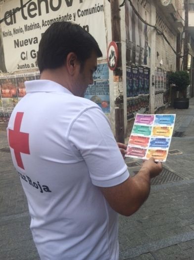 El voluntariado de Cruz Roja anima a la participación en el Sorteo de Oro 2016