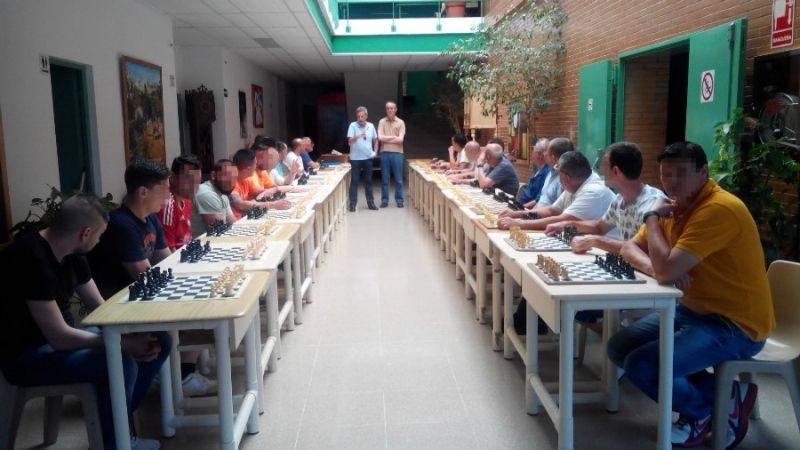 27 internos de la prisión de Huelva se enfrentan al jugador de ajedrez Enrique Biedma Martín