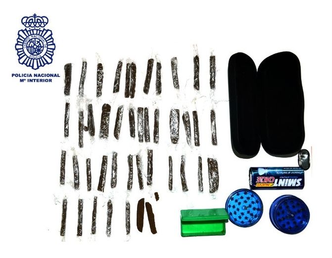 Detienen a un menor con 43 barras de hachís ocultas en una funda de gafas y en un paquete de chicles