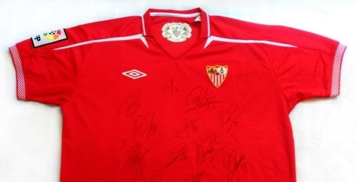 Donan una camiseta firmada por los futbolistas del Sevilla para la campaña de salvación del Recre